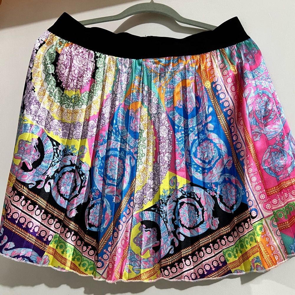 Beautiful Pleated faux satin skirt brand new size 14😍